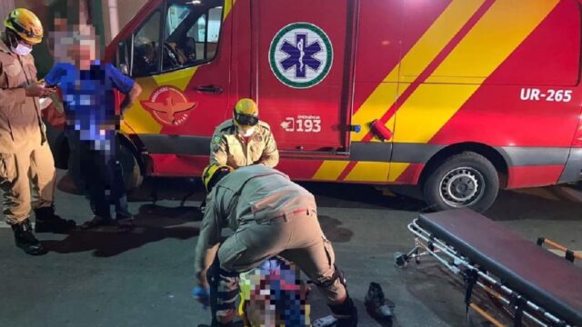 Motociclista fica ferido após bate em carretinha que estava estacionada na rua, em Caldas Novas