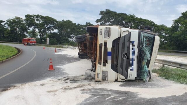 Motorista fica ferido após tombamento de carreta na BR-050, em Araguari
