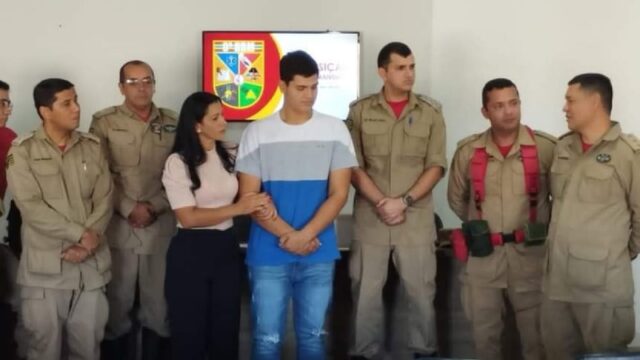 Jovem salvo por Bombeiros faz visita ao Batalhão e agradece aos Militares