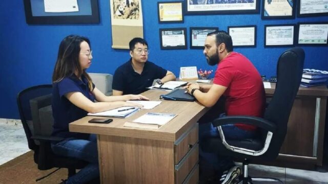 Presidente do Sindicato Metabase recebe visita de representantes da empresa CREC-10