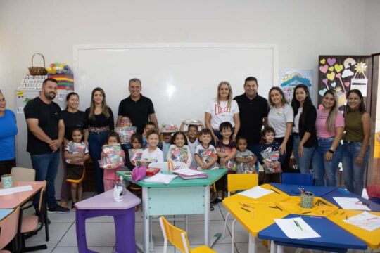 A Prefeitura de Ouvidor, por meio da Secretaria de Educação, realizou a entrega dos kits de material escolar para os alunos da rede municipal de ensino