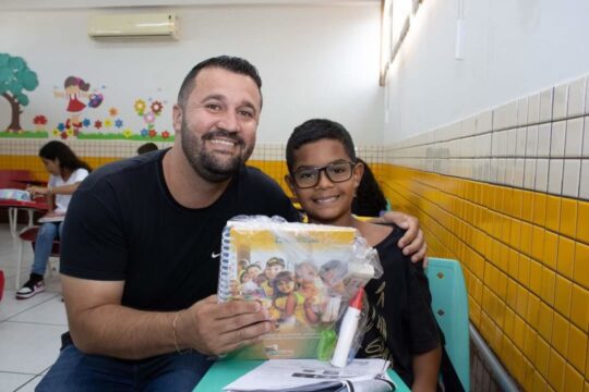 Em Ouvidor, Presidente da Câmara participa da entrega de kits escolares