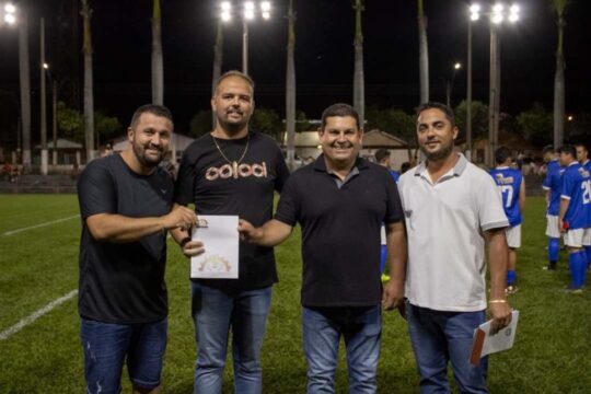 Em Ouvidor, ex-vice-prefeito, Nelson Manoel, e homenageado durante abertura do Campeonato Municipal de Futebol Society
