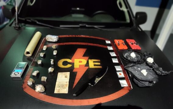 Em Ipameri, CPE prende casal de jovens por grande esquema de tráfico de drogas; dezenas de objetos foram apreendidos em residência