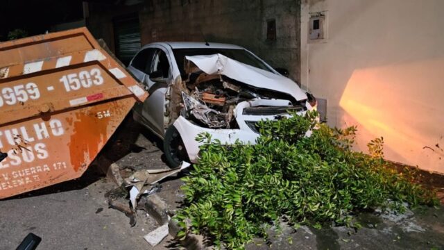 Motorista colide em caçamba de entulho e carro fica com a frente destruída em Catalão