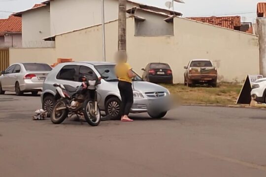 Motoclista fica com ferimentos após colidir contra automóvel no Bairro Santo Antônio, em Catalão