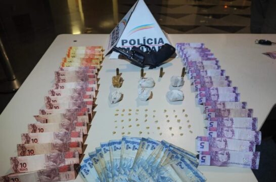 PM prende dois suspeitos por tráfico de drogas e posse ilegal de arma de fogo, em Araguari