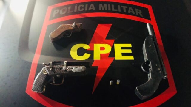 Motociclista foge de abordagem, durante fuga dispensa armas de fogo, em Catalão