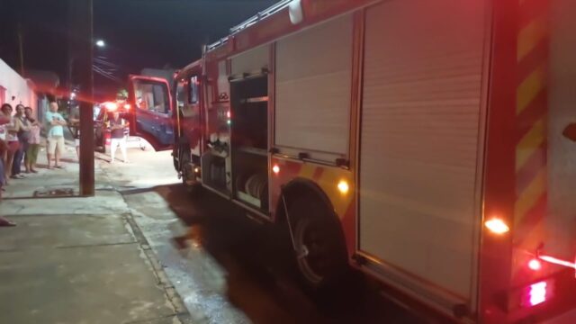 Corpo de Bombeiros combate incêndio em residência em Catalão