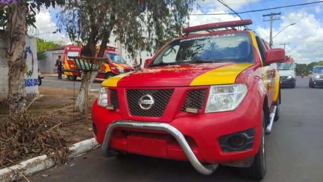 Mulher fica ferida após colisão entre carro e moto em Catalão