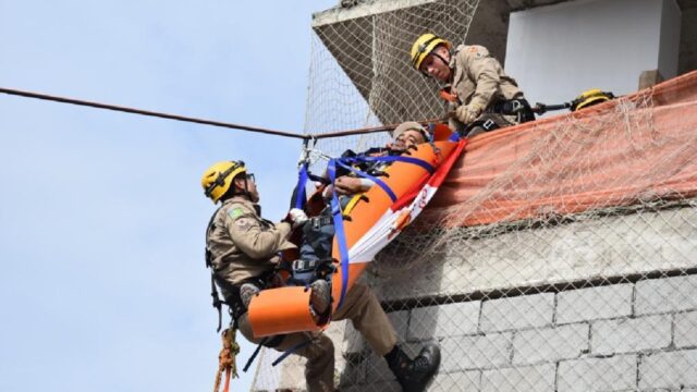 Em Catalão, Corpo de Bombeiros realiza simulado de salvamento em altura