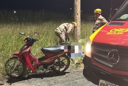 Corpo de Bombeiros resgata homem ferido após acidente de moto, em Catalão