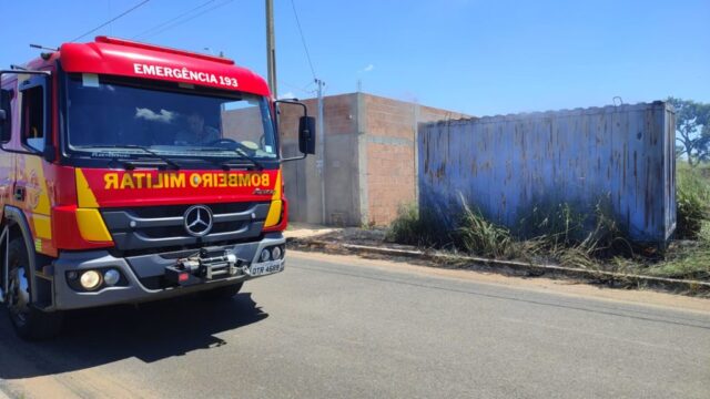 Bombeiros combatem incêndio em container de construção no bairro Conquista, em Catalão