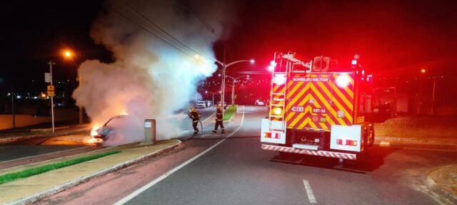 Carro pega fogo e fica destruído em avenida de Caldas Novas