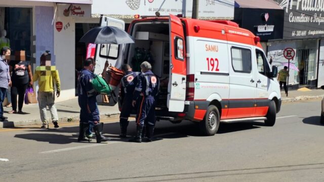 Em acidente carro versus moto, mulher tem ferimentos e é socorrida pelo SAMU, no Centro de Catalão