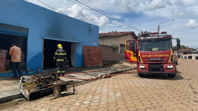 Em Ipameri, Bombeiros Militares combatem incêndio em estabelecimento comercial