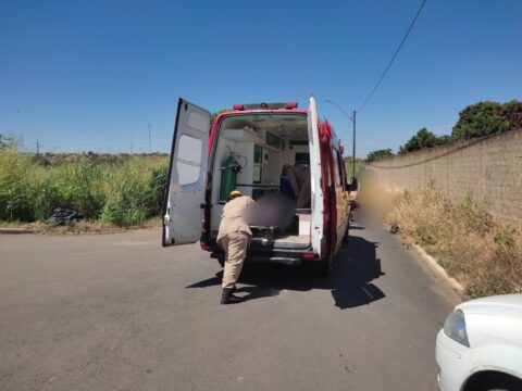 Mulher fica ferida após acidente entre carro e moto em Catalão