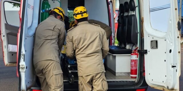 Acidente de trânsito: Motociclista tem fratura exposta ao colidir em traseira de combi na Avenida Dr. Lamartine, em Catalão