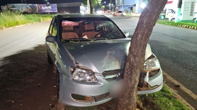 Mulher gestante perde controle de carro e colide contra árvore em avenida de Catalão