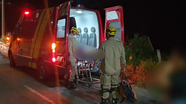 Em Catalão, após carro fazer curva em pista sinuosa em avenida, mulher é arremessada para fora do veículo