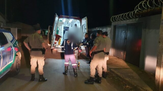Homem é esfaqueado e é socorrido por terceiros, em Catalão; Polícia investiga crime