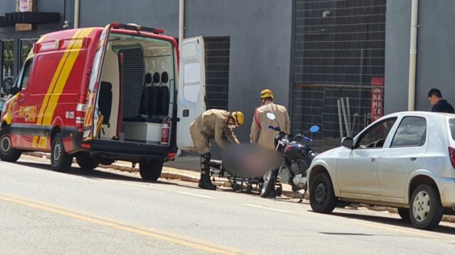 Jovem fica ferido após sofrer queda de moto no Centro de Catalão