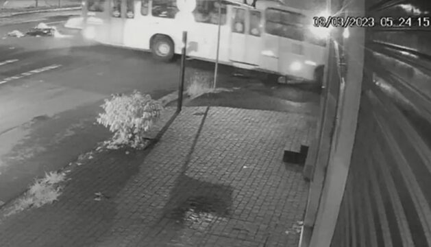 VÍDEO: Batida entre motocicleta e ônibus em Uberlândia deixa garupa morto; condutor da moto foi preso suspeito de embriaguez