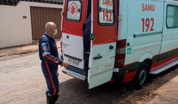 Catalão: Pedestre idoso fica preso em tampa de rede de esgoto e é socorrido pelo SAMU