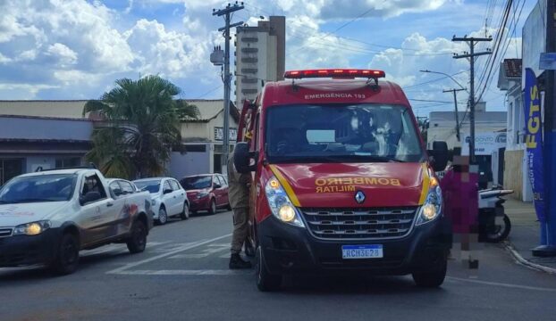 Carro entra na contramão e colide contra motocicleta, deixando homem ferido, em avenida de Catalão