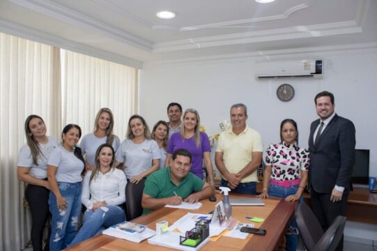 Ouvidor: Cebinha Nascimento assina a concessão do piso nacional da educação; projeto de lei foi encaminhado à Câmara de Vereadores para aprovação