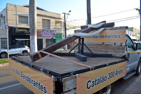 Réplica da Cruz do Anhanguera é instalada no seu local de origem na região rural de Catalão