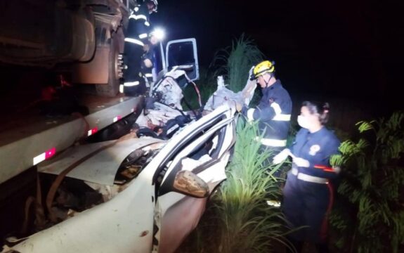Carro bate de frente contra caminhão e deixa 5 mortos na BR-452