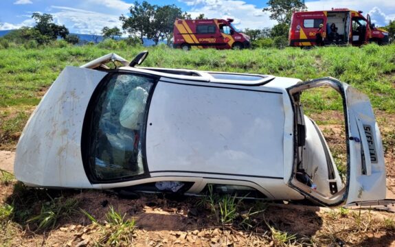 Dois idosos morrem e três pessoas ficam feridas após carro capotar na BR-020