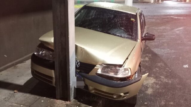 Veículo com casal colide em poste ao tentar fugir de abordagem policial em Catalão, diz PM