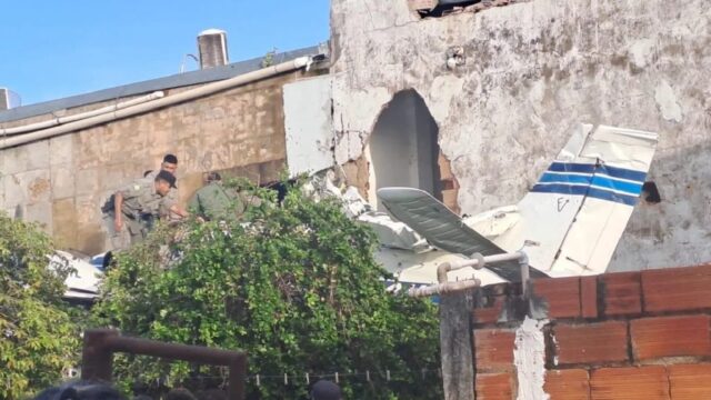 Avião cai sobre casas e deixa feridos em Goiânia