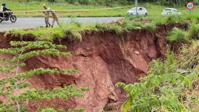 Defesa Civil interdita parte da GO-139 após formação de cratera, em Caldas Novas