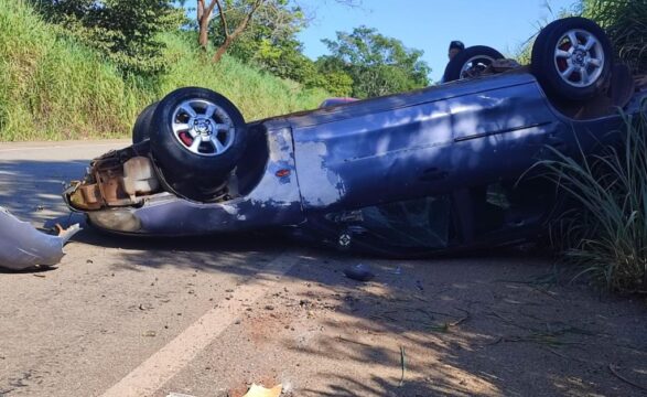 Homem sai ileso de capotamento após desviar automóvel de buracos na GO-210, entre Catalão a Goiandira