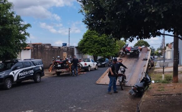 Dezesseis motocicletas com placas adulteradas são apreendidas em ferro-velho clandestino em Uberlândia