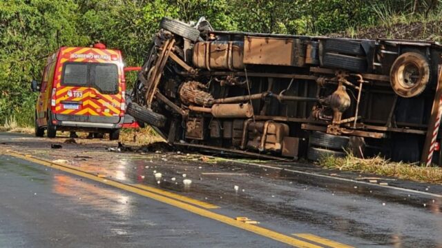 Motorista sai ileso do acidente, que pode ter sido causado pela chuva forte no local