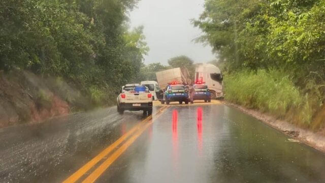 Carreta bate contra carros e deixa feridos na GO-010, entre Bonfinópolis e Leopoldo de Bulhões; vídeo