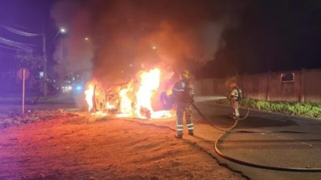 Acidente termina com morte, briga generalizada e carro incendiado no Jardim Canaã, em Uberlândia