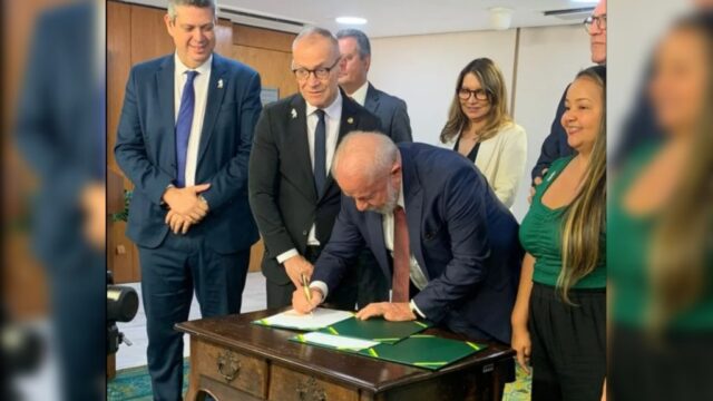 Presidente assina projeto de lei para viabilizar piso nacional da enfermagem