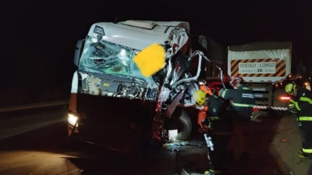 Caminhoneiro fica preso às ferragens após bater na traseira de carreta em Araxá