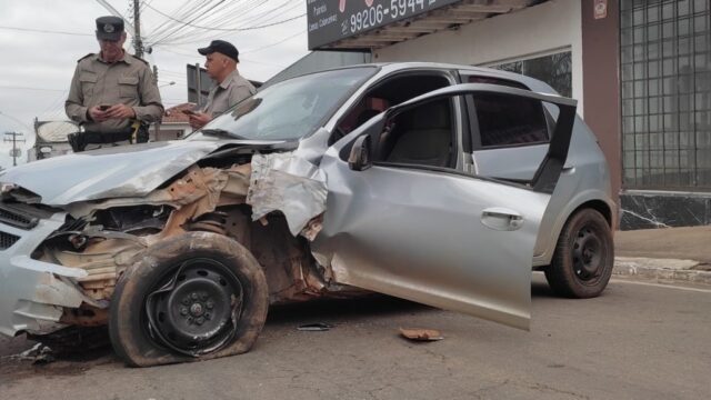 Motorista fica ferido após bater carro contra palmeira em Catalão