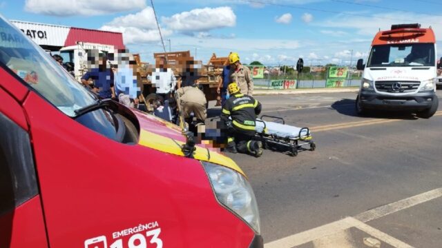 Mulher fica ferida após colidir motocicleta com caminhão em Caldas Novas