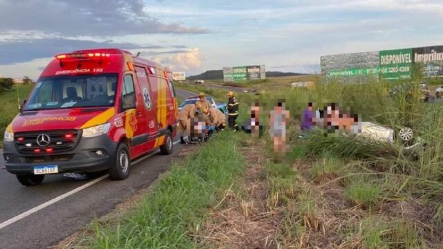 Em Caldas Novas, idosa fica ferida após capotamento de veículo