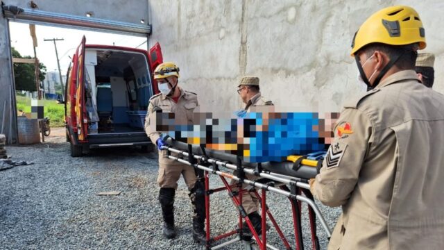 Homem sofre descarga elétrica durante serviço em estrutura metálica, em Caldas Novas