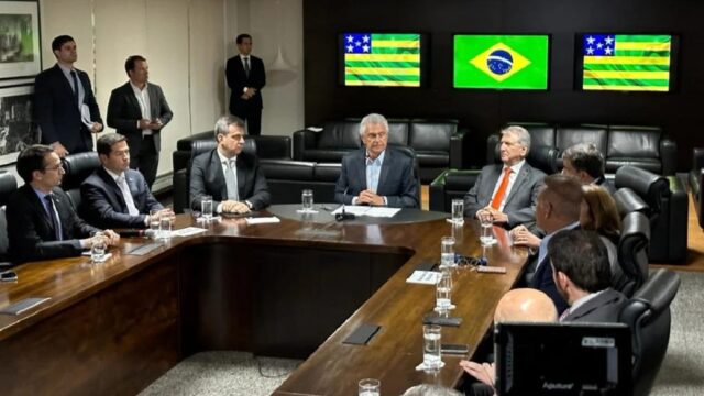 Caiado autoriza detector de metais em escolas e vistoria de mochilas de alunos
