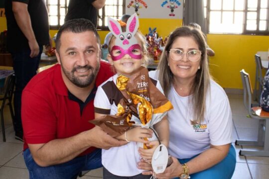 Em Ouvidor, presidente da Câmara Vinicius Manoel participa da entrega de ovos de Páscoa