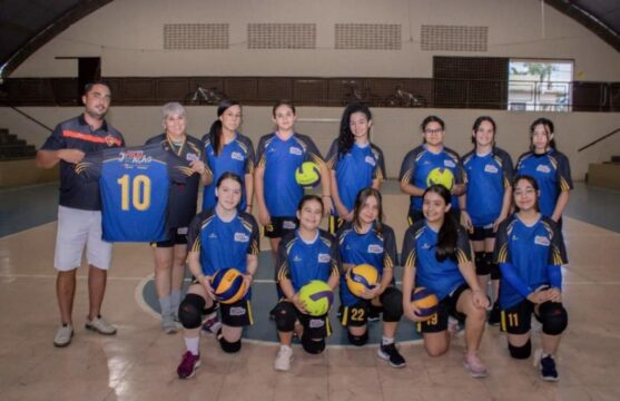 Prefeitura de Ouvidor através da secretaria de esportes, faz doação de uniforme para projeto "volei em ação"
